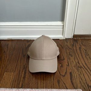 Aritzia hat